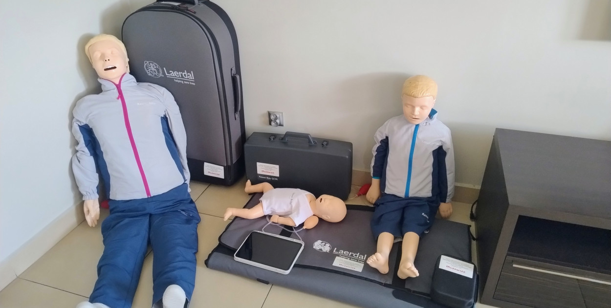 Zestaw fantomów szkoleniowych wraz z treningowym defibrylatorem AED/ PK PSP Pułtusk