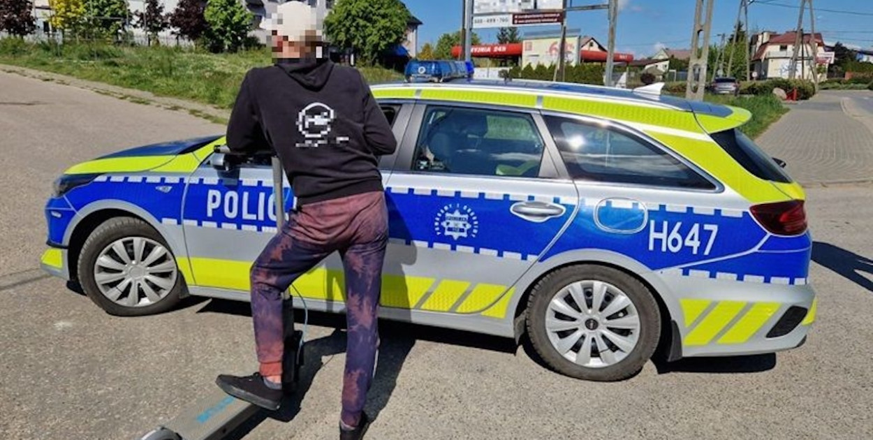 Policjanci zatrzymali mężczyznę na hulajnodze – był poszukiwany przez sąd