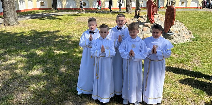 W kolejnych parafiach pułtuskich, dzieci przyjęły I Komunię Świętą - 21191