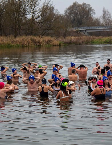 Czy odważysz się dołączyć? Morsy Pułtusk w akcji na Narwi!-25281