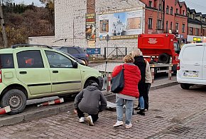 Zniszczone słupki i korek na Daszyńskiego. Służby miały pełne ręce roboty!-25422