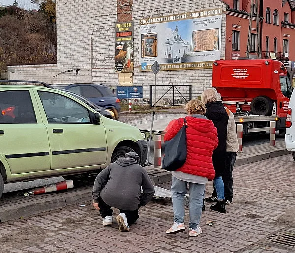 Zniszczone słupki i korek na Daszyńskiego. Służby miały pełne ręce roboty!-25422