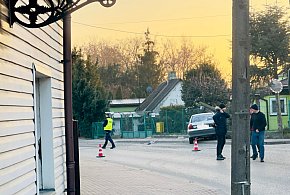 Na Popławach samochód osobowy ściął słup! Apel policji-25815