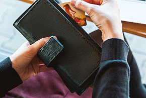 Emeryci coraz częściej rezygnują z gotówki. Wiemy, dlaczego-29102