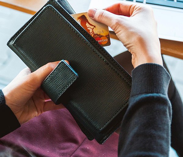 Emeryci coraz częściej rezygnują z gotówki. Wiemy, dlaczego-29102