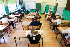 Ósmoklasiści piszą egzamin z j. polskiego-29352