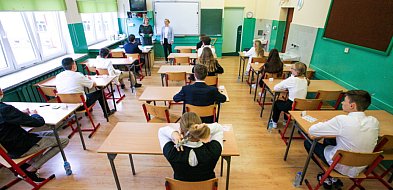 Ósmoklasiści piszą egzamin z j. polskiego-29352