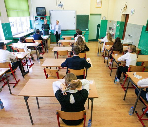 Ósmoklasiści piszą egzamin z j. polskiego-29352