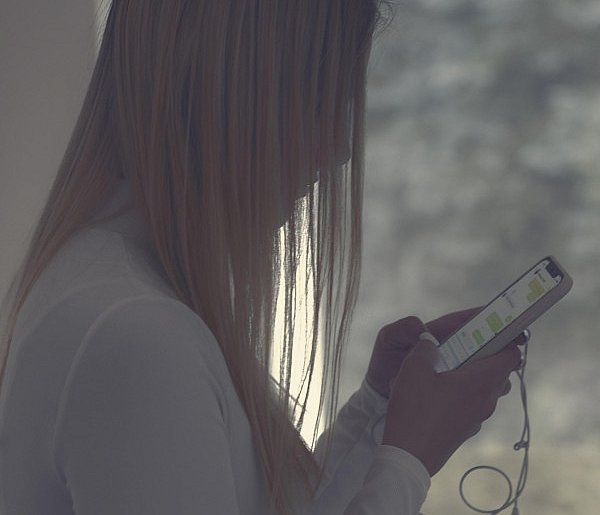 Odgórny zakaz telefonów w szkołach? MEN zdradza plany zmian-29865