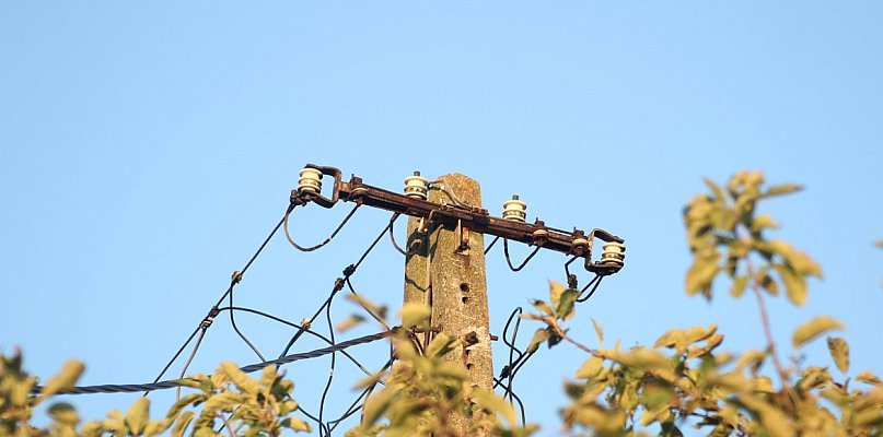 Elektryk przy słupie o świcie – symboliczna walka o przywrócenie światła - 29971