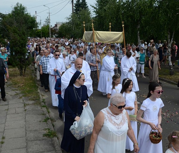Nie wszyscy o tym wiedzą. Czy udział w procesji Bożego Ciała to obowiązek?-30234