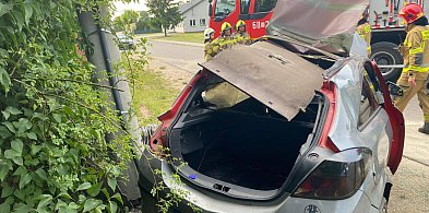 Poranek grozy w Sadykierzu! Samochód doszczętnie rozbity o słup-30288