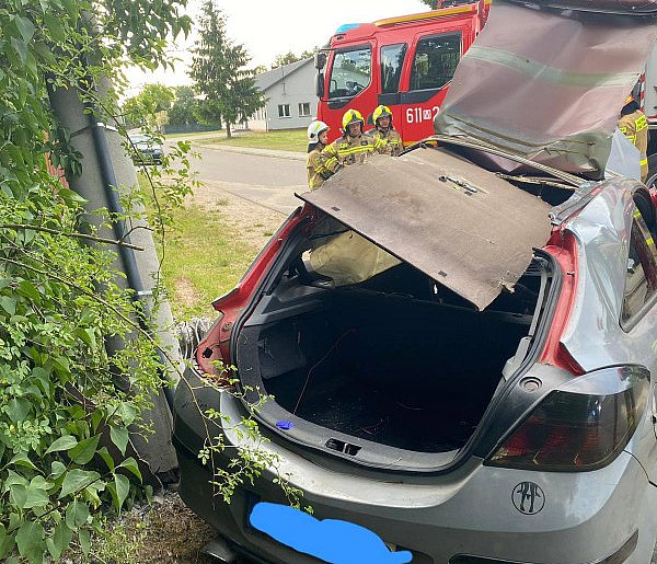 Poranek grozy w Sadykierzu! Samochód doszczętnie rozbity o słup-30288