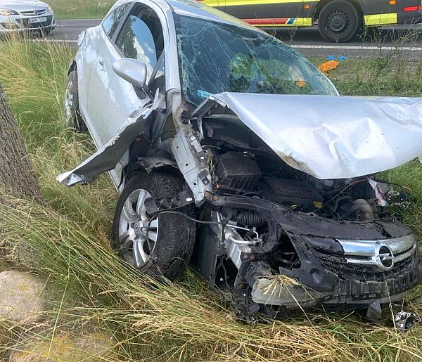Tragedia niedaleko Pułtuska. Auto roztrzaskało się o drzewo!-30310