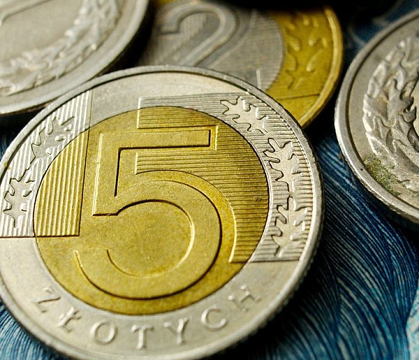 Setki tysięcy Polaków otrzymały nowe świadczenie. Co z resztą?-30784