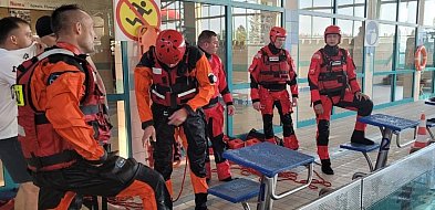 Basen w Pułtusku zamienił się w centrum akcji ratunkowej!-30865