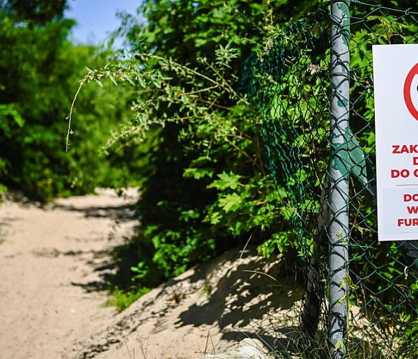 Kilkanaście kąpielisk zamkniętych z powodu wysokich fal i silnego wiatru-30896