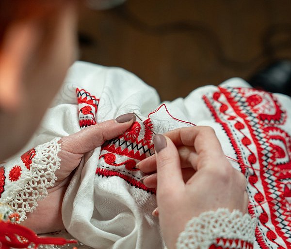 Między pokoleniami: Warsztaty haftu na tiulu pod skrzydłami NID-30930
