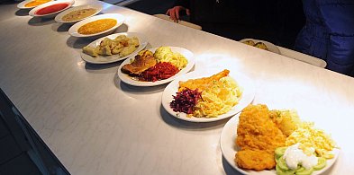 Dłuższe przerwy obiadowe i bezpłatne posiłki dla urzędników?-30959