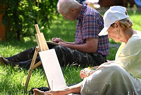 Seniorzy z Pułtuska malują piękno natury – artystyczny plener nad Narwią -31192