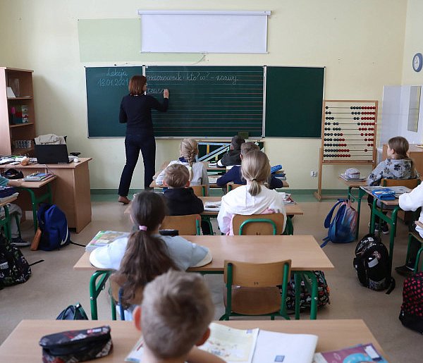 Dramatyczny apel: pieniędzy na pensje dla nauczycieli wystarczy do listopada-31227