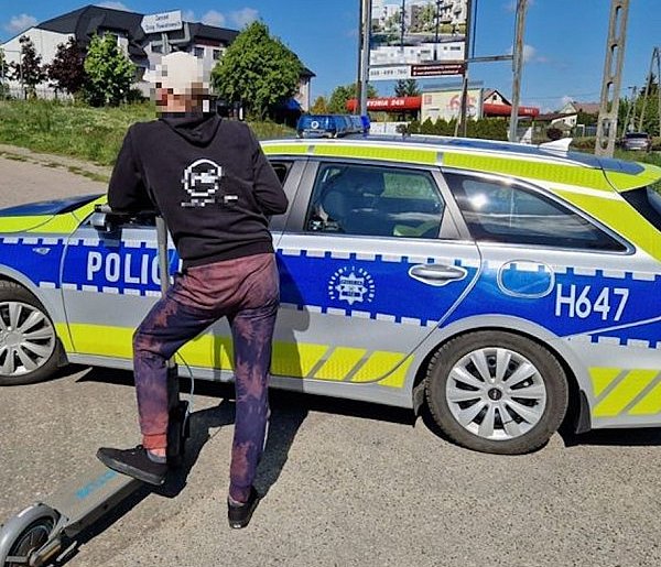 Przejazd hulajnogą przez pasy? Jeden błąd i… wpadka życia!-31369