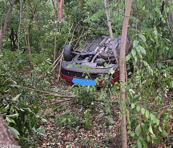 Dramatyczne sceny na drodze pod Pułtuskiem! Auto w akacjach-31703