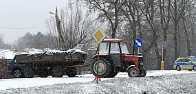 Ciągnik kontra osobówka na skrzyżowaniu