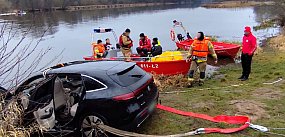 Do Narwi wpadł elektryczny mercedes