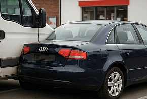 3 promile i huk na parkingu w Pniewie! Kierowca audi nie trafił w bieg!-31968