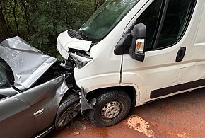 Citroen rozbity, kierowca w szpitalu – co się stało na łuku drogi?-32173