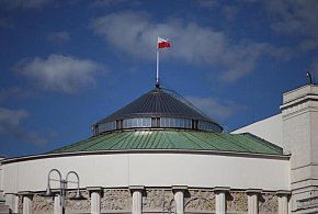 „Patoposłowie” i alkohol w Sejmie. Jak zmieniały się obyczaje parlamentarne-32827