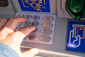 Z kont znikały pieniądze. Policja i bank badają ogólnopolski incydent-33188