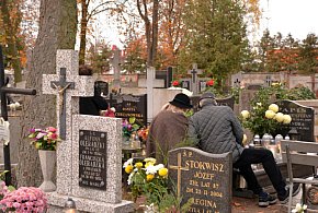 Savoir-vivre na 1 listopada. Jak się zachować podczas wizyty na cmentarzu?-33369