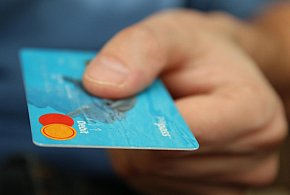Fiskus skontroluje płatności kartą Polaków? Resort zabiera głos-33787
