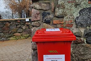 Czerwone pojemniki zaskoczyły mieszkańców Pułtuska! Zobacz, do czego służą!-34233