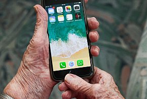 Podszyli się pod koleżankę. Z konta seniorki zniknęły ogromne pieniądze!-34344