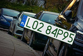 Tablice z zielonymi napisami na kolejnych autach. Nie chodzi o "elektryki"-34697