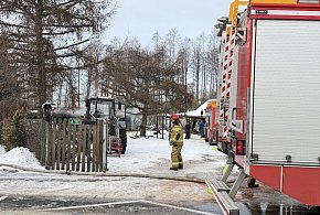 Spłonął garaż w powiecie pułtuskim! Strażacy walczyli z ogniem i mrozem-35113