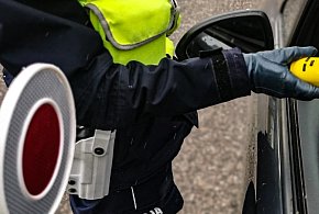 Świadkowie wybili szybę! Kierowca „spał” na skrzyżowaniu