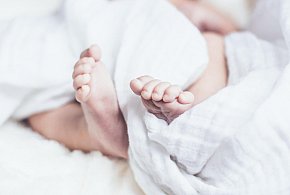 Rodzice mogą zgłosić urodzenie dziecka w aplikacji mObywatel