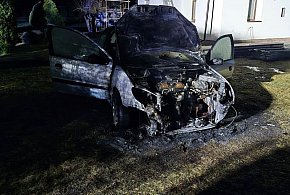 Płonące auto w środku nocy! Interweniowały dwa zastępy