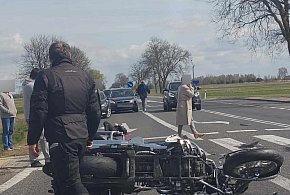 Groźny wypadek w Popowie! Motocyklem jechała urzędniczka z Pułtuska