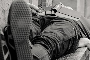 Długie drzemki seniorów powiązano z wyższą śmiertelnością