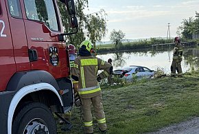 Poranny alarm w Trzcińcu. Samochód znalazł się w wodzie