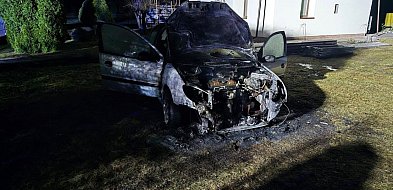 Płonące auto w środku nocy! Interweniowały dwa zastępy