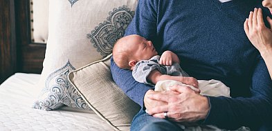 Maleje liczba ojców na urlopie ojcowskim, wzrasta na rodzicielskim