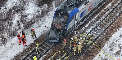 Ruch kolejowy wstrzymany; pociągi uderzyły w auto