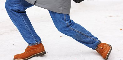 Poślizgnąłeś się i złamałeś nogę w drodze do pracy?