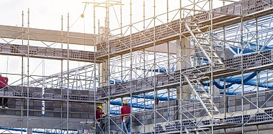 Jak prawidłowo montować rusztowania budowlane krok po kroku?